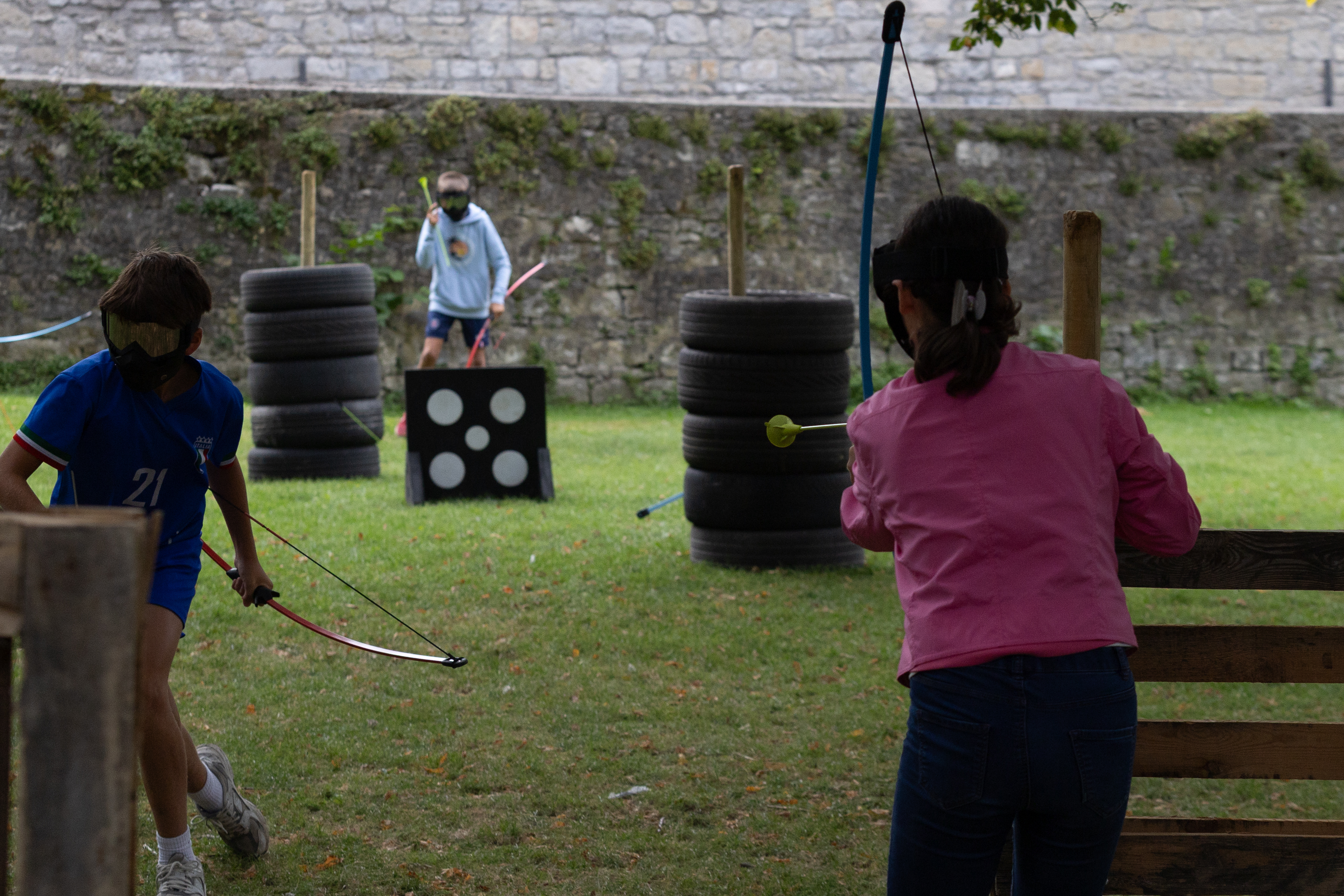 Photo de trois adolescents participant à un match d'archery tag dans le parc Jadot au Famenne & Art Museum