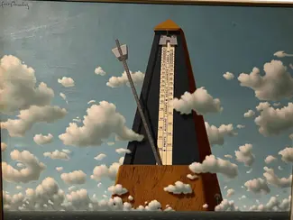 Tableau de Fernand Poncelet illustrant un métronome dans le ciel. Exposition temporaire au Famenne & Art Museum à Marche-en-Famenne