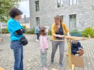 Photo d'une jeune fille apprenant comment utiliser la reproduction ludique d'une baliste