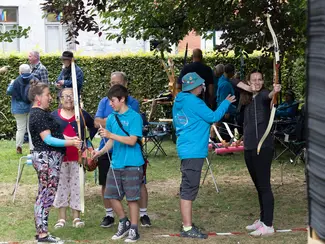 Photo de membres du Hotton Archery Club initiant des visiteurs au tir à l'arc