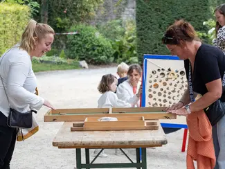 Photo de deux dames jouant l'un en face de l'autre avec un jeu en bois