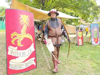 Photo d'un reconstituant habillé en archer médiéval présent à la Journée Archery FAM au Famenne & Art Museum
