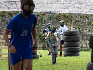 Photo d'un match d'archery tag entre enfants lors de la journée Archery FAM