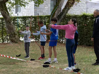 Photo d'un match d'archery tag entre enfants lors de la journée Archery FAM