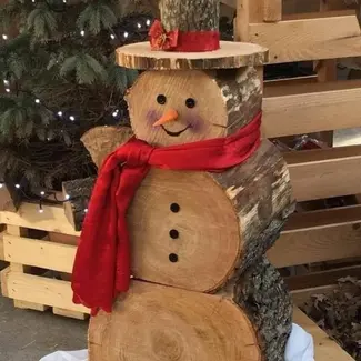 Silhouette de bonhomme de neige réalisée en buches de bois
