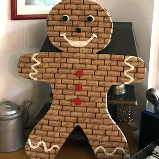 Silhouette de bonhomme de pain d'épices réalisée en bouchons de liège
