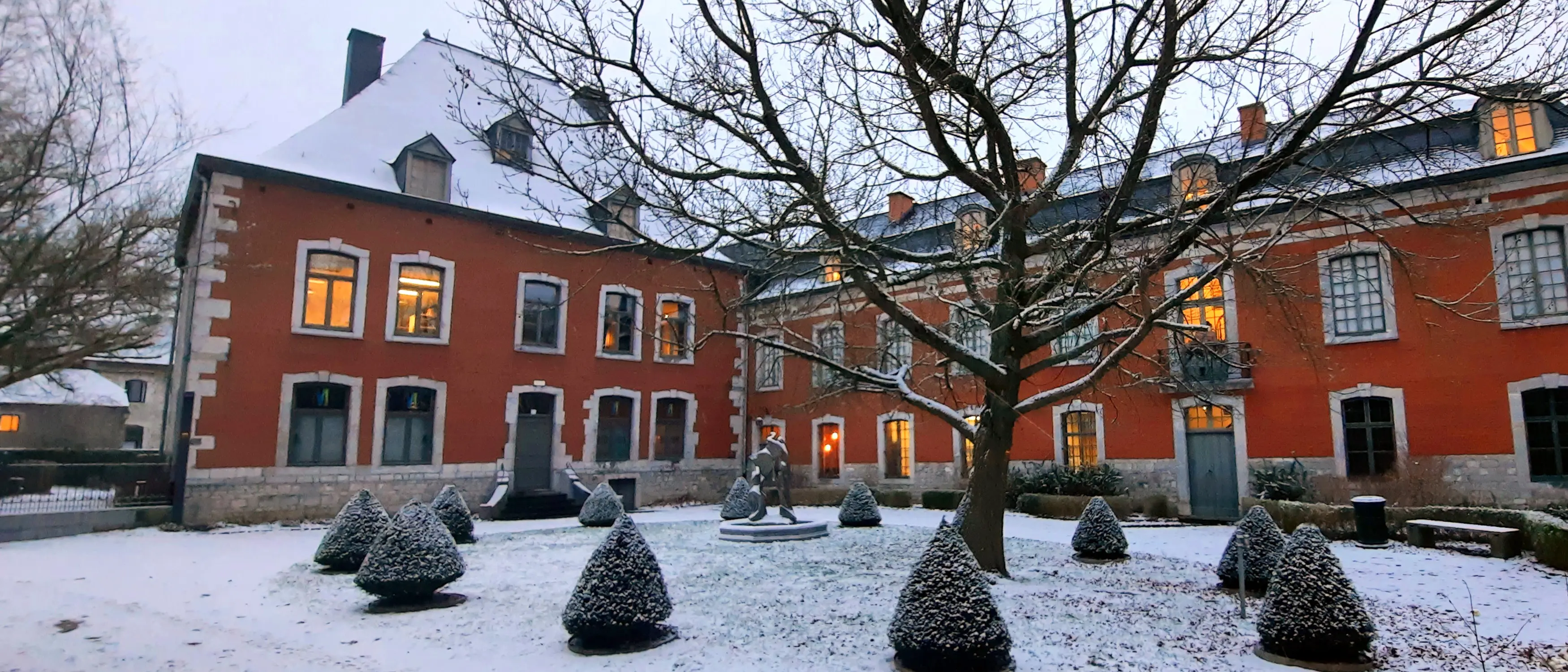 Cour intérieure du Famenne &amp; Art Museum en hiver
