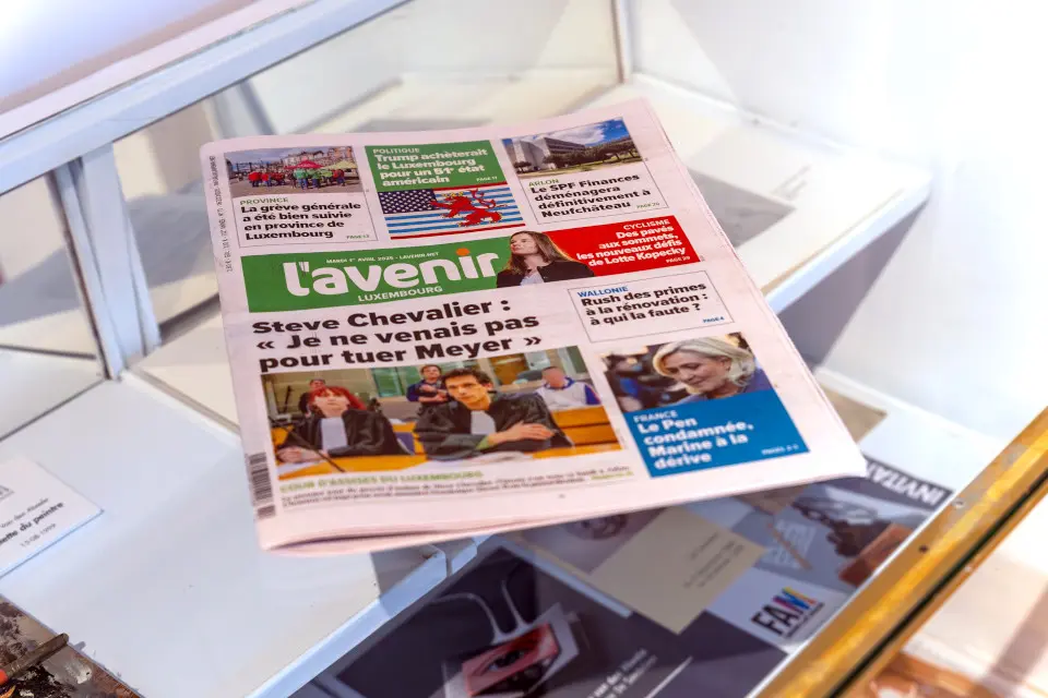 Photographie d'un exemplaire de l'édition régionale Luxembourg du quotidien francophone belge L'Avenir Exemplaire papier du quotidien L'Avenir | Ⓒ 2025 CC BY-NC 4.0 Famenne & Art Museum