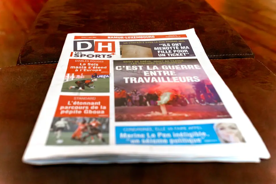 Photographie d'un exemplaire de l'édition régionale Namur-Luxembourg du quotidien francophone belge la DH Les Sports+ Exemplaire papier du quotidien la DH Les Sports+ | Ⓒ 2025 CC BY-NC 4.0 Famenne & Art Museum