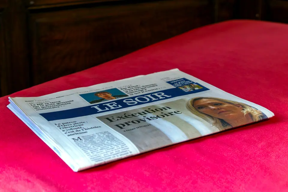 Photographie d'un exemplaire du quotidien francophone belge Le Soir Exemplaire papier du quotidien Le Soir | Ⓒ 2025 CC BY-NC 4.0 Famenne & Art Museum