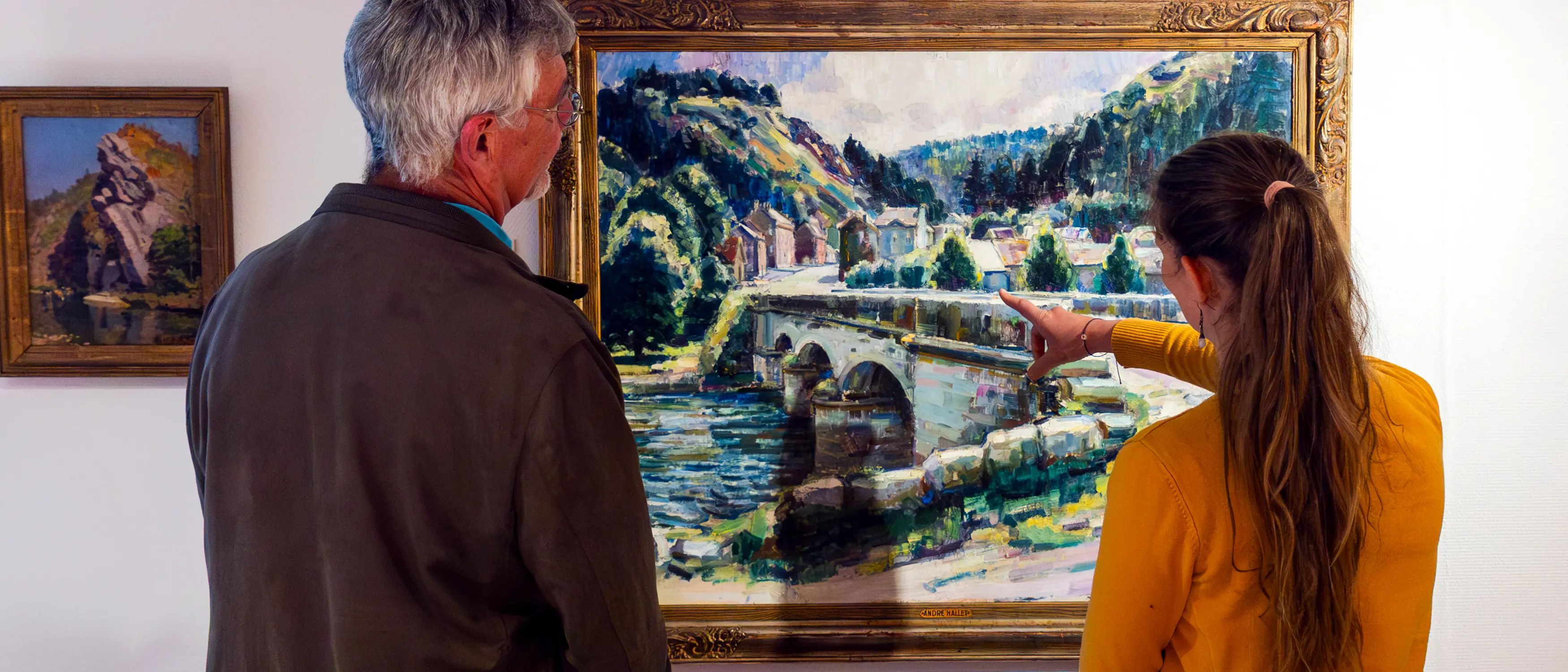 Alice Vandersmissen et Marc-André Housiaux devant &quot;Le Pont de Hamoir&quot;, une oeuvre du peintre belge André Hallet.