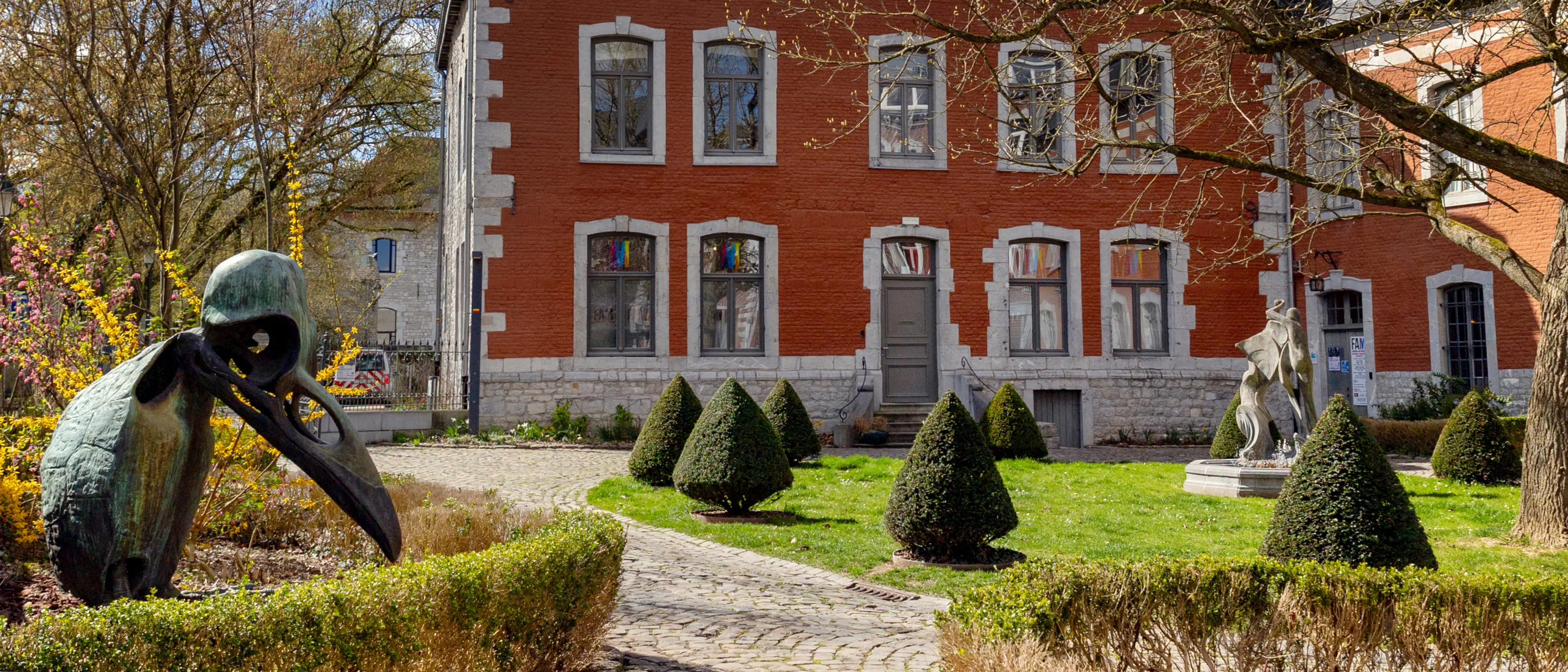 Aperçu des deux portes d'entrée du Famenne &amp; Art Museum au printemps 2025