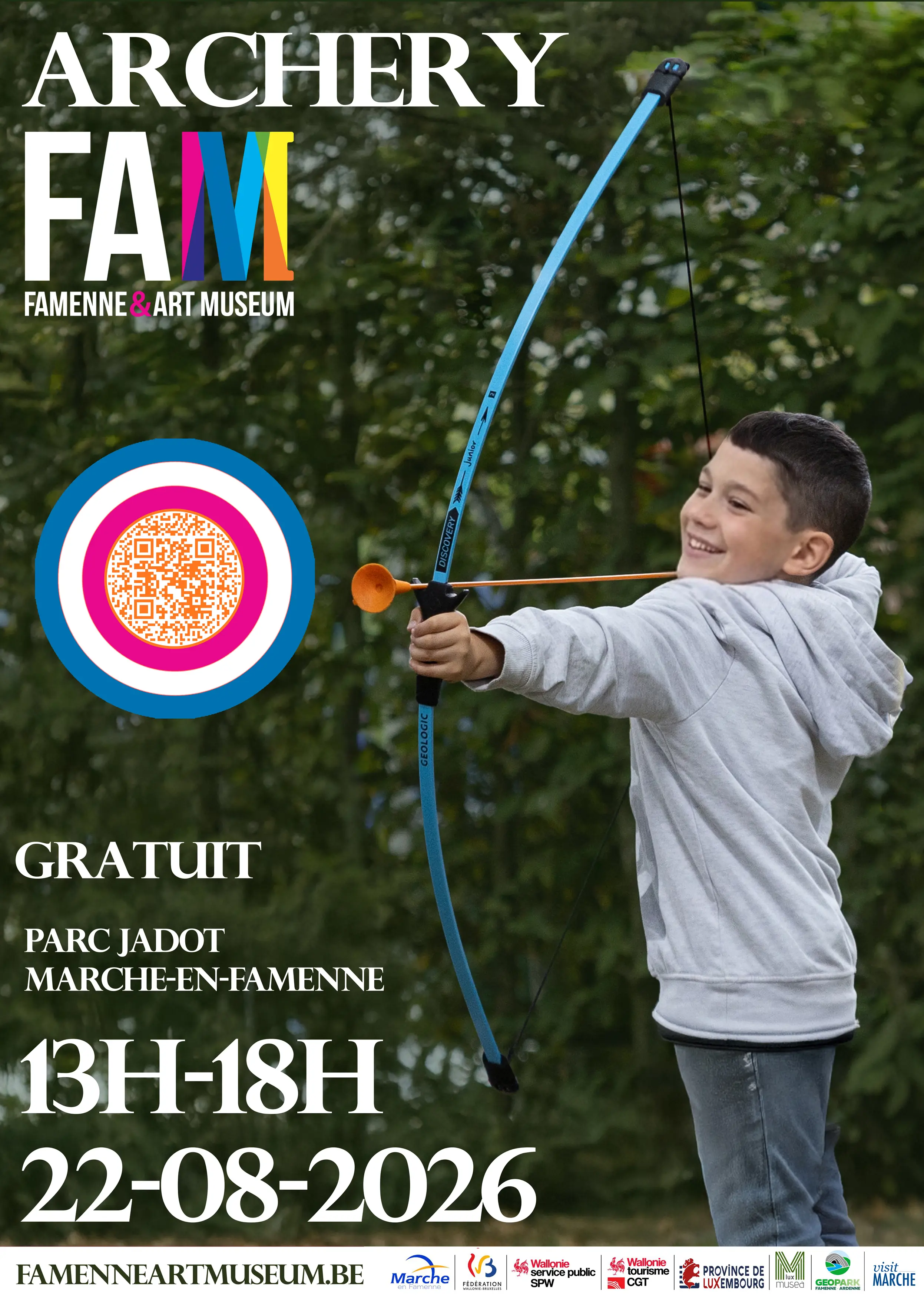 Affiche de la journée Archery FAM 2026 au Famenne &amp; Art Museum illustrant une photo d'un garçon visant une cible avec un arc à flèche