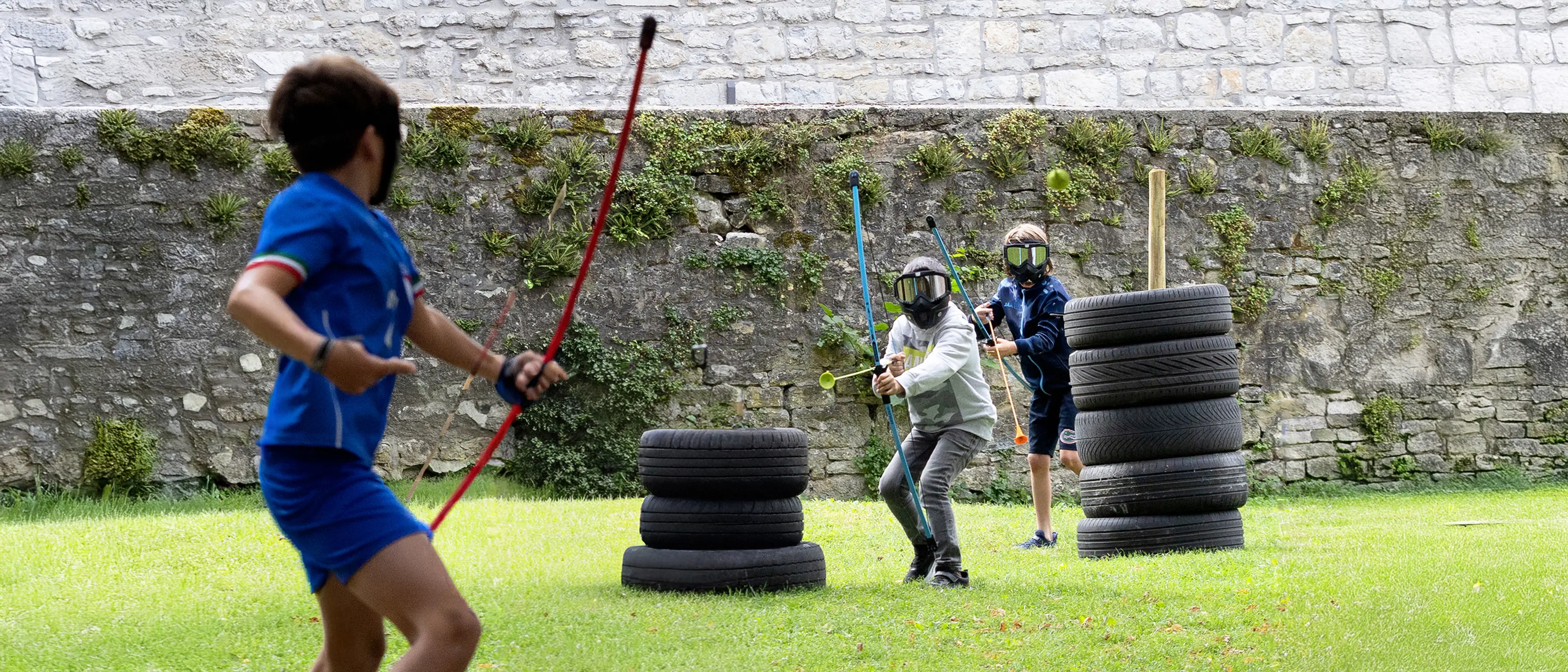 Photo d'un match d'archery tag entre adolescents lors de la journée Archery FAM à Marche-en-Famenne