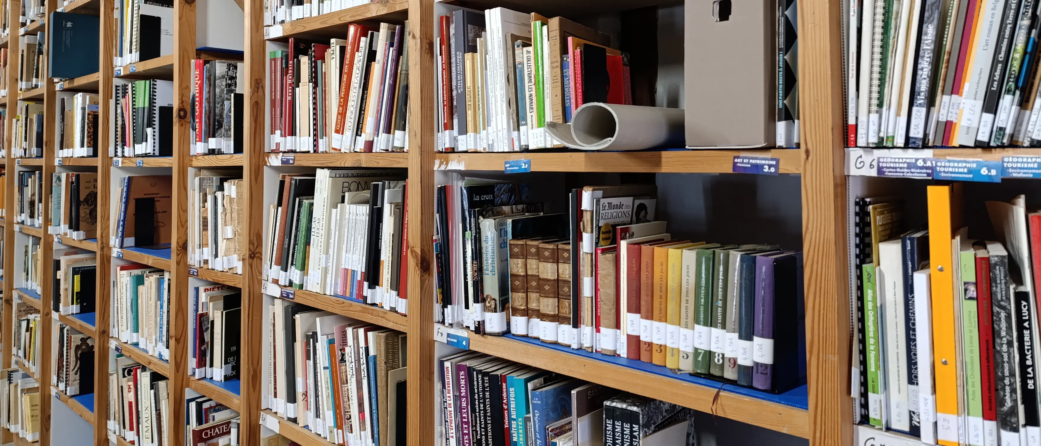 Aperçu du centre de documentation et des ouvrages du Famenne &amp; Art Museum