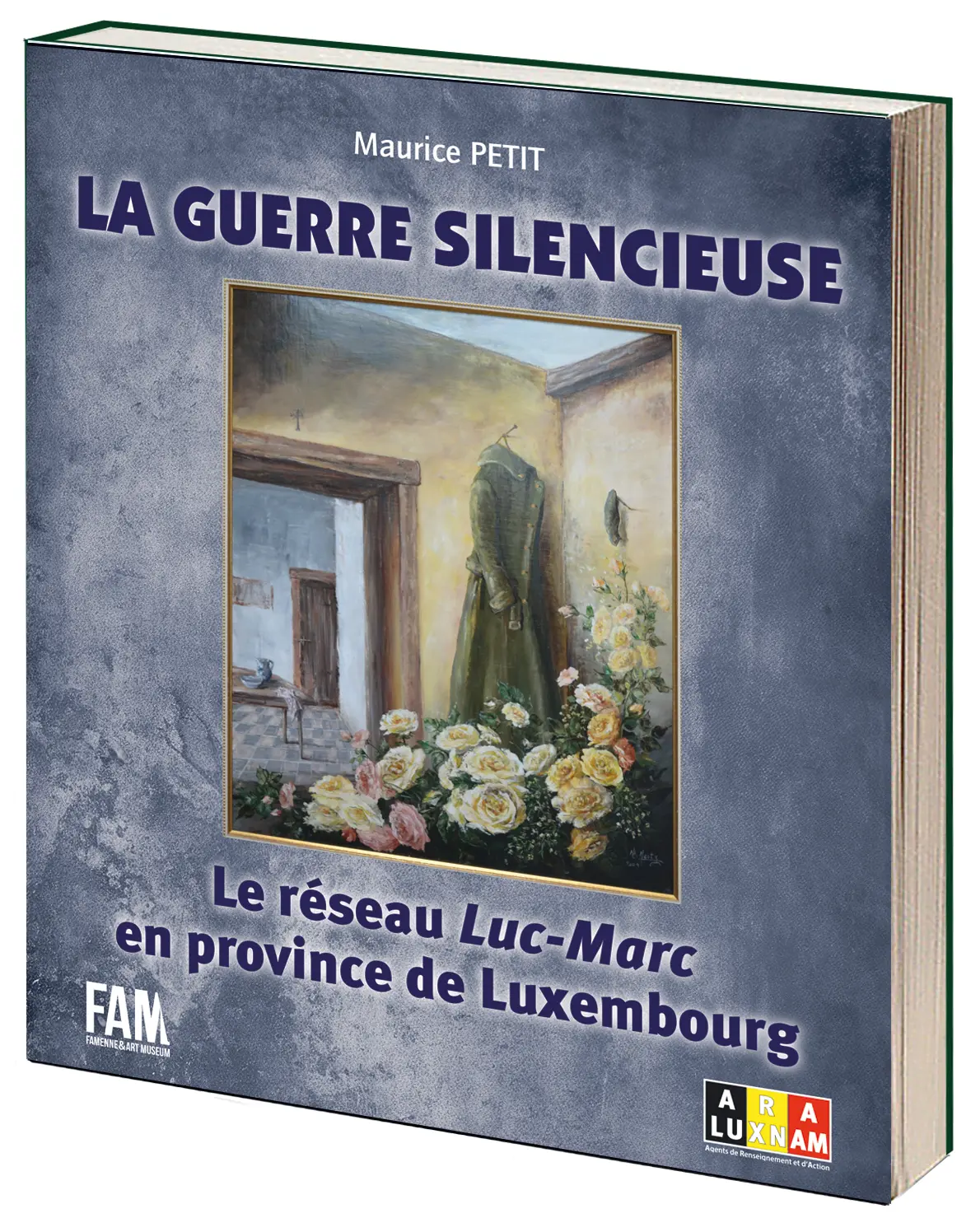 Couverture de l'ouvrage "La guerre silencieuse" par Maurice Petit, présentant une peinture d'un intérieur de maison avec un long manteau ainsi que des fleurs.