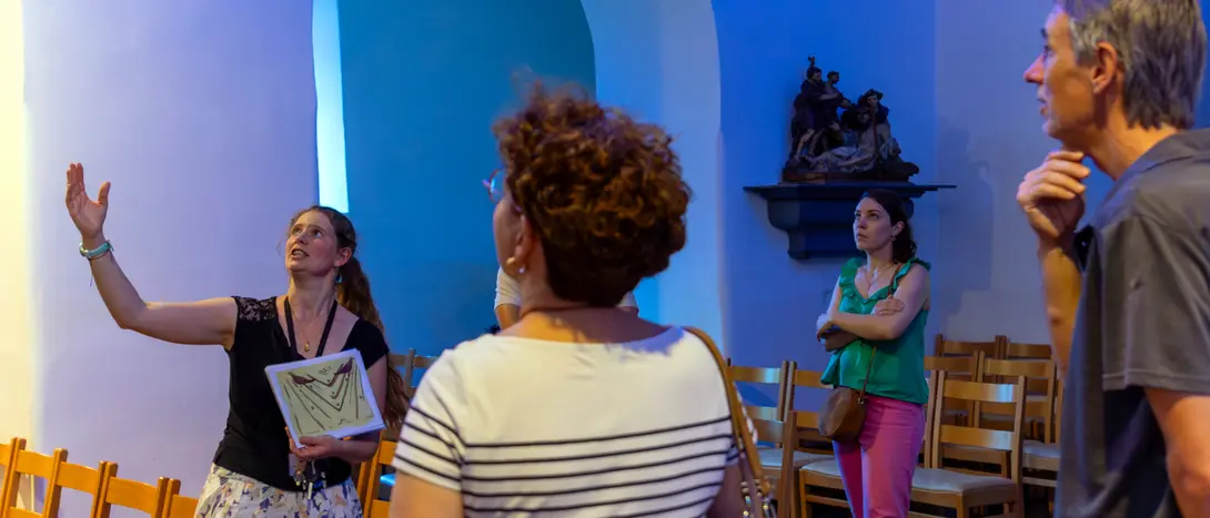 Photographie prise à l'intérieur de l'église de Waha lors d'une visite en juin 2025