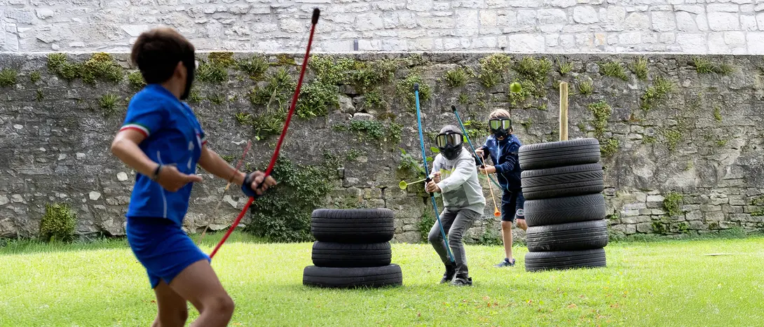 Photo d'un match d'archery tag entre adolescents lors de la journée Archery FAM à Marche-en-Famenne